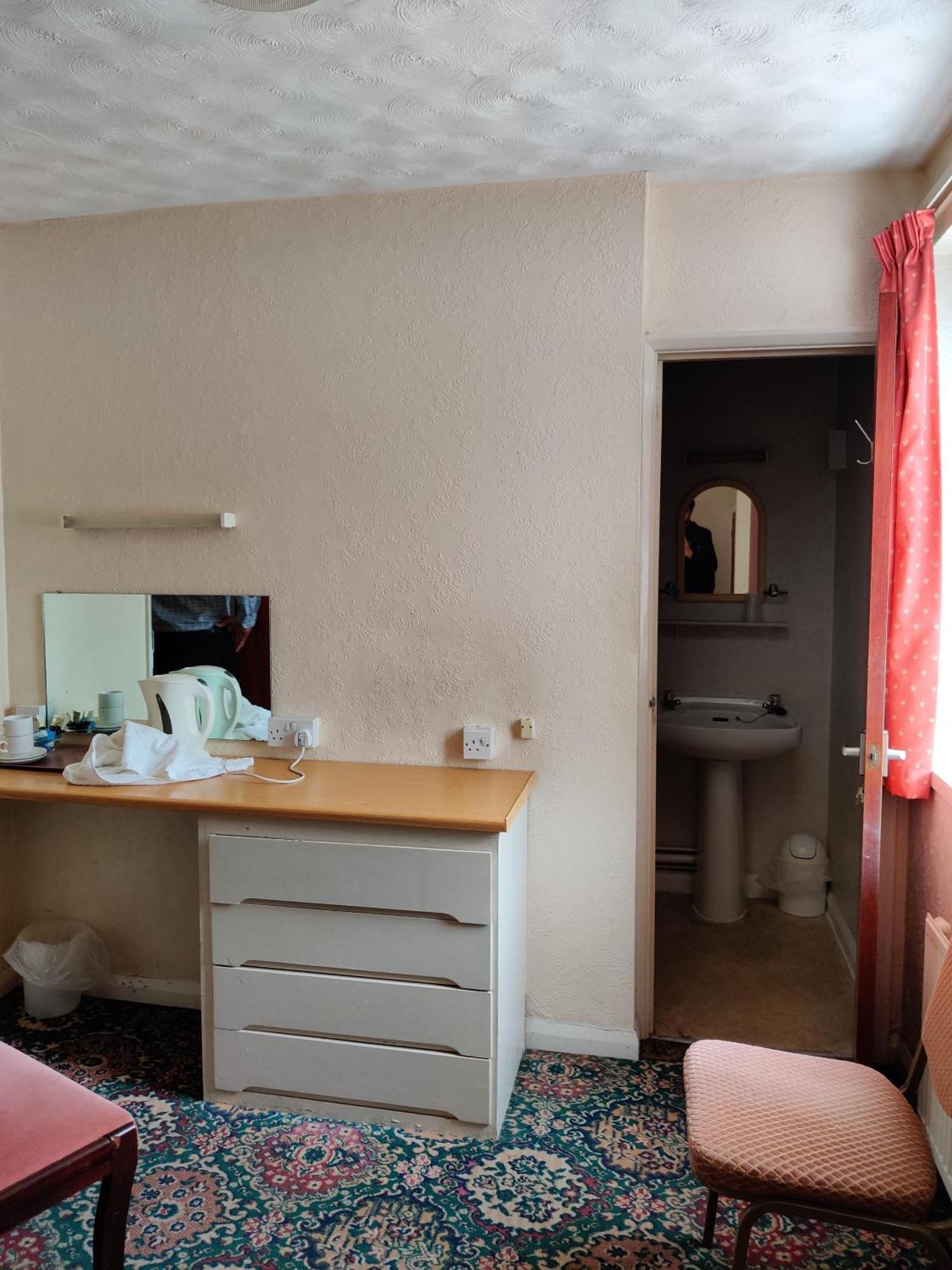 Inglewood Palm Hotel, Abbey Sands Hotel
